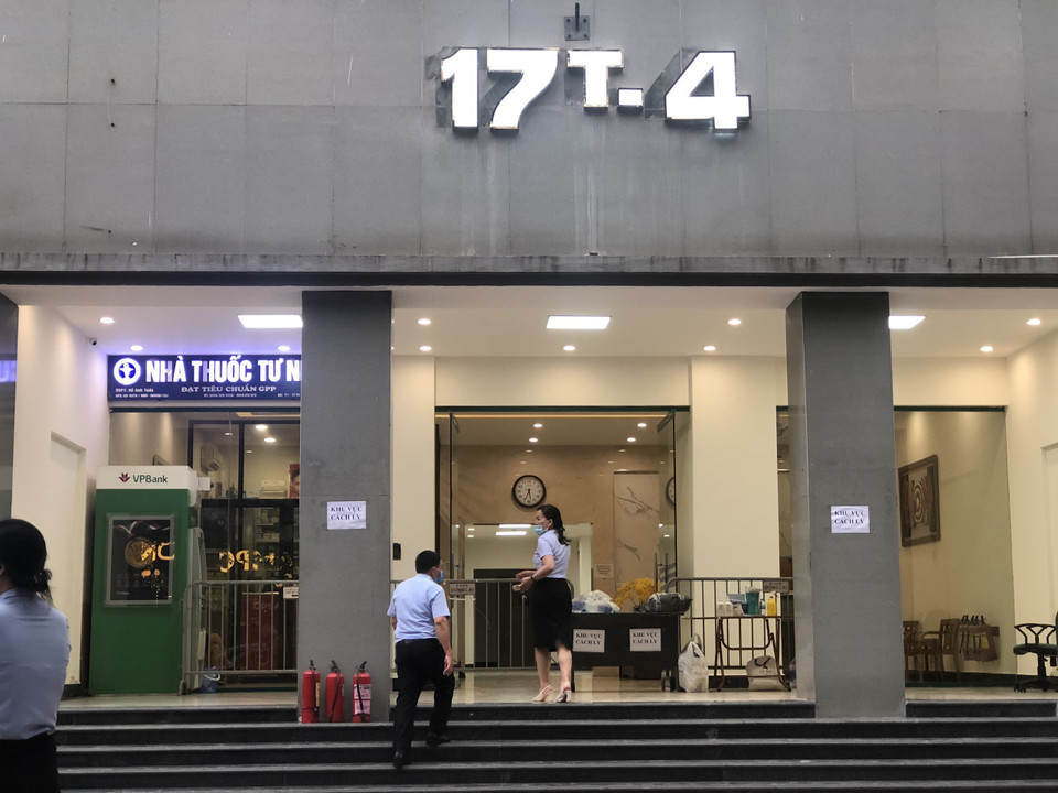 Tòa nhà 17T4 khu đô thị Trung Hòa-Nhân Chính, nơi ở của nhân viên của Tổng cục Thuế nghi mắc COVID-19 đã được phong tỏa từ sáng cùng ngày. (Ảnh: Hoàng Hiếu/TTXVN)