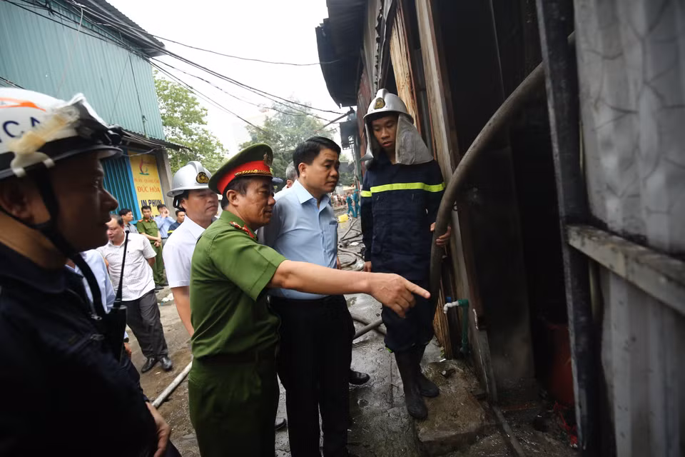 Chủ tịch Ủy ban Nhân dân thành phố Nguyễn Đức Chung có mặt tại hiện trường chỉ đạo xử lý hậu quả. (Nguồn: TTXVN)