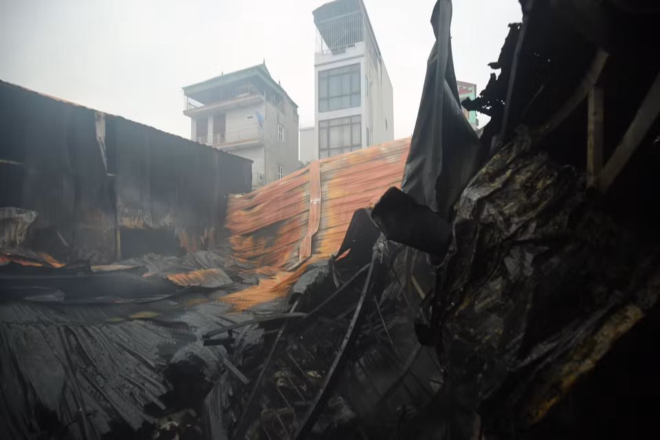 Khu vực kho xưởng bị cháy nằm sau trong khu dân cư hàng trăm mét, có nhiều vật liệu dễ cháy như đồ nhựa, đồ gỗ nên đã cháy lan và nhanh chóng thiêu rụi cả 4 khu nhà xưởng. (Nguồn: TTXVN)
