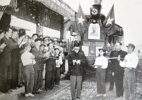 Chỉ trong 4 năm (1954-1957), ngành Đường sắt đã khôi phục xong đường sắt Hà Nội-Mục Nam Quan, Yên Viên-Lào Cai, Văn Điển-Ninh Bình-Hàm Rồng, trong đó có nhiều công trình khó như cầu Việt Trì, cầu Ninh Bình... Trong ảnh: Khánh thành tuyến đường sắt Hà Nội-Nam Định, ngày 31/12/1955. (Ảnh: Tư liệu/TTXVN phát)