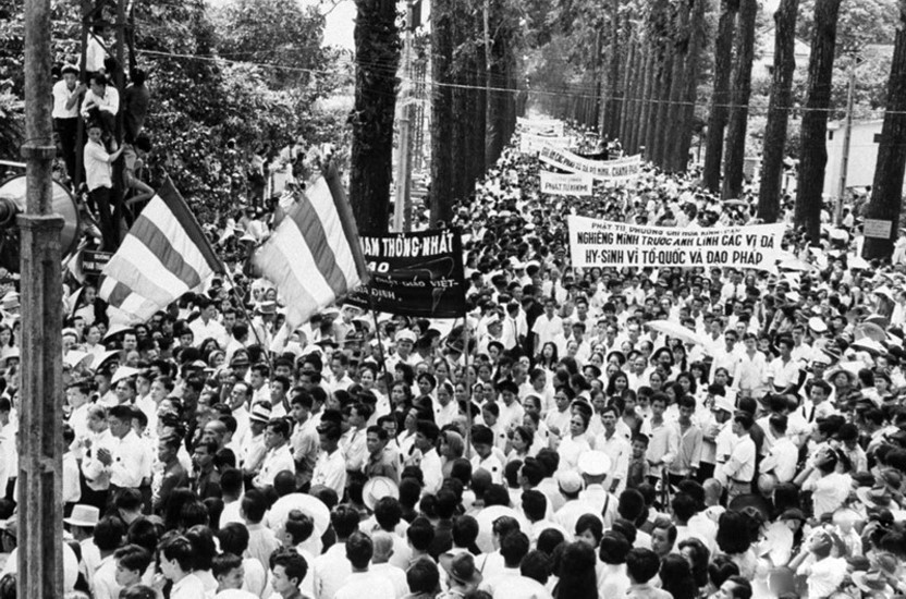Quần chúng nhân dân và Phật tử biểu tình chống chính quyền Ngô Đình Diệm, năm 1963. (Ảnh: Tư liệu/TTXVN phát)