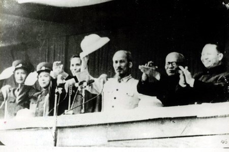 Ngày 1/1/1955, hàng chục vạn nhân dân Hà Nội tổ chức míttinh, tuần hành mừng đón Trung ương Đảng, Chính phủ và Chủ tịch Hồ Chí Minh trở về thủ đô sau gần 9 năm lên Việt Bắc lãnh đạo nhân dân kháng chiến chống Pháp thắng lợi. (Ảnh: TTXVN)