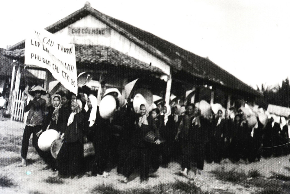 Từ cuối năm 1959, đầu năm 1960, phong trào 'Đồng Khởi' lan rộng ở nhiều tỉnh Nam bộ, Tây Nguyên và miền Tây các tỉnh khu 5, tạo thành một vùng căn cứ rộng lớn. Nhiều đơn vị dân quân du kích và bộ đội địa phương tỉnh, huyện đã hình thành và phát triển trong phong trào 'Đồng Khởi'. (Ảnh: Tư liệu TTXVN)