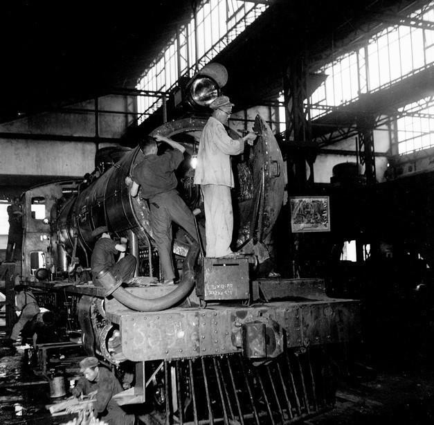 Công nhân Nhà máy xe lửa Gia Lâm, Hà Nội nỗ lực hoàn thành đầu máy 309 chào mừng ngày Quốc tế lao động 1/5/1959. (Ảnh: Đinh Thúy/TTXVN)