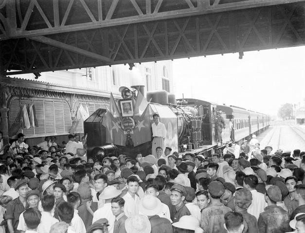 Đầu máy xe lửa Phú Lợi 309 (Nhà máy xe lửa Gia Lâm) về ga Hàng Cỏ (Hà Nội) sau khi chạy thử (1/5/1959). (Ảnh: Lâm Hồng Long/TTXVN)