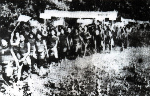 Đồng bào các dân tộc tham gia nổi dậy ở Trà Bồng, Quảng Ngãi, tháng 8/1959. (Ảnh: Tư liệu/TTXVN phát)