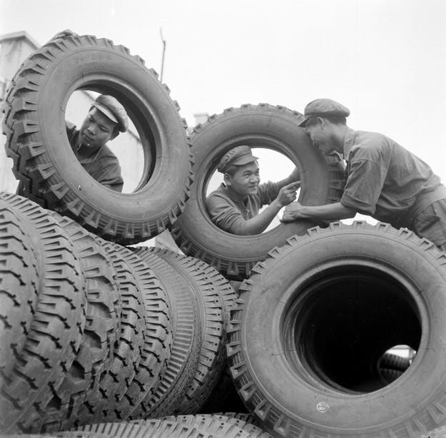 Sản phẩm lốp ôtô của Nhà máy cao su Sao Vàng (tháng 3/1964). (Ảnh: Lê Quang/TTXVN)