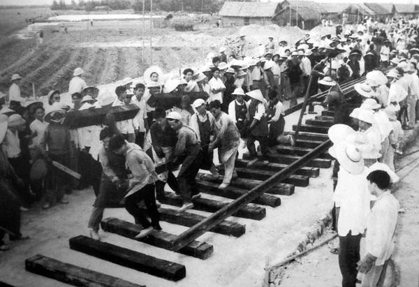 Đặt ray tại ga Vinh ngày 25/4/1964. (Ảnh: Tư liệu/TTXVN phát)