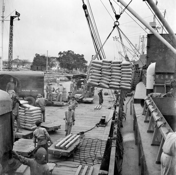 Bốc xếp hàng tại cảng Hải Phòng (1959). (Ảnh: Văn Lượng/TTXVN)