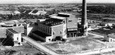 Nhà máy điện Vinh được khởi công xây dựng ngày 1/1/1957, sau gần 2 năm đã hoàn thành và đi vào hoạt động, cung cấp điện phục vụ phát triển công nghiệp, nông nghiệp và quốc phòng cũng như đời sống nhân dân 2 tỉnh Nghệ An và Hà Tĩnh. Ảnh: Tư liệu/TTXVN phát)