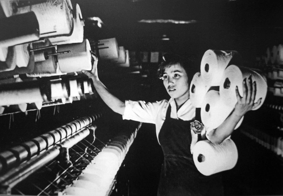 Ngày 8/3/1960, Nhà máy dệt 8-3 được khởi công xây dựng và khánh thành ngày 8/3/1965. Liên tiếp trong nhiều năm, Nhà máy luôn hoàn thành vượt mức kế hoạch, góp phần to lớn vào sự phát triển chung của nền kinh tế quốc dân. (Ảnh: Tư liệu/TTXVN)