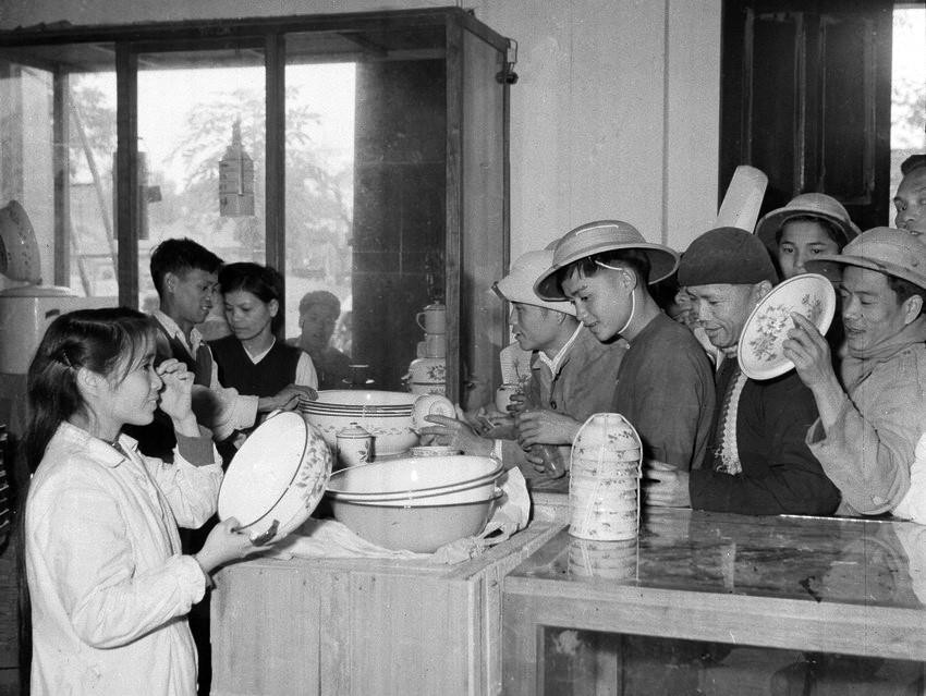 Nhân dân xếp hàng mua đồ sắt tráng men trong những ngày giáp Tết tại cửa hàng thương nghiệp Thái Nguyên (tháng 2/1961). (Ảnh: Duy Đức/TTXVN)