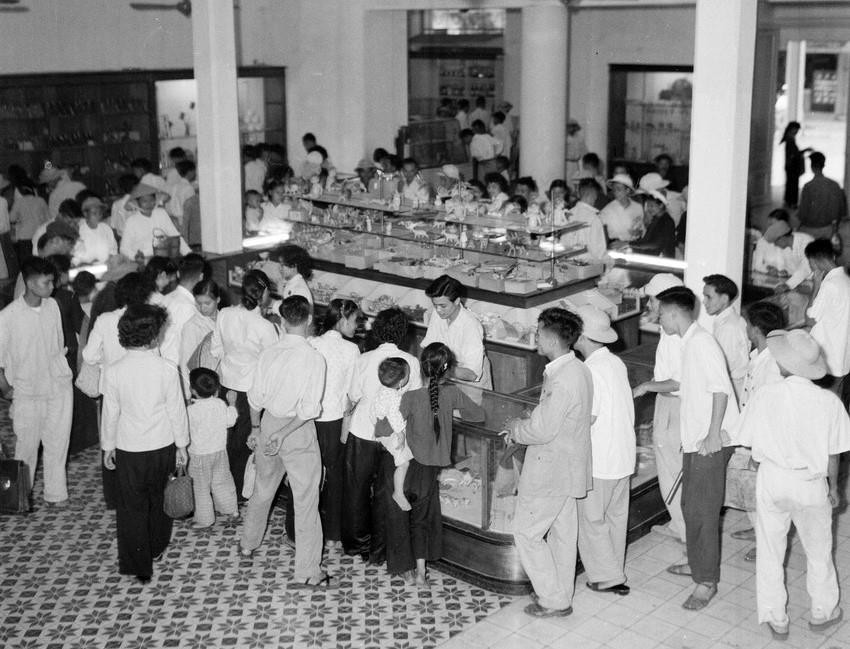 Gian bán đồ chơi thiếu nhi trong cửa hàng Bách hóa Tổng hợp Hà Nội tấp nập trong những ngày tết Trung Thu (tháng 10/1960). (Ảnh: Trần Sơn/TTXVN)