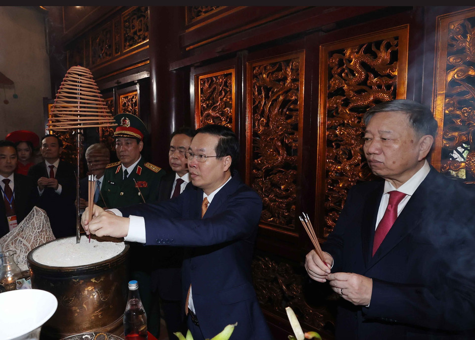 Chủ tịch nước Võ Văn Thưởng cùng lãnh đạo Đảng, Nhà nước dâng hương tại Đền Thượng trong Khu Di tích lịch sử Quốc gia đặc biệt Đền Hùng. (Ảnh: Thống Nhất/TTXVN)