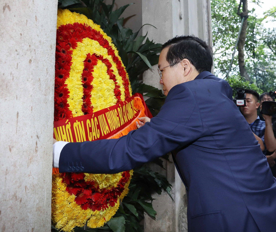 Chủ tịch nước Võ Văn Thưởng dâng hoa tại Lăng Vua Hùng. (Ảnh: Thống Nhất/TTXVN)
