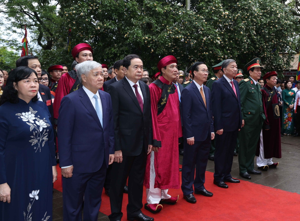 Chủ tịch nước Võ Văn Thưởng cùng lãnh đạo Đảng, Nhà nước thực hiện nghi lễ tại Đền Thượng trong Khu Di tích Lịch sử Quốc gia đặc biệt Đền Hùng. (Ảnh: Thống Nhất/TTXVN)