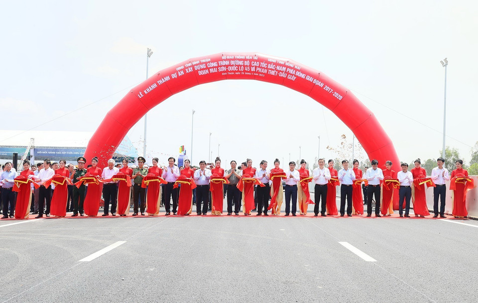 Thủ tướng Phạm Minh Chính và các đại biểu cắt băng khánh thành Dự án đường bộ Cao tốc Bắc-Nam phía Đông đoạn Mai Sơn-Quốc lộ 45 và Phan Thiết-Dầu Giây tại điểm cầu Bình Thuận. (Ảnh: Dương Giang/TTXVN)