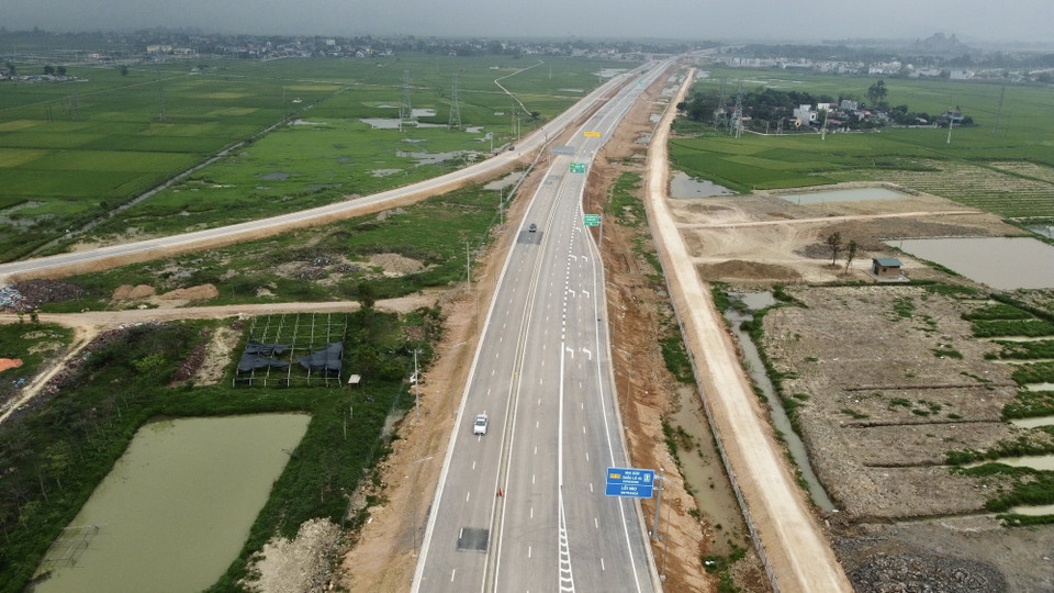 Cao tốc Mai Sơn-Quốc lộ 45 gồm 4 làn xe, nền đường 17m, đạt vận tốc 80km/h, được bố trí các làn dừng khẩn cấp cho phương tiện. (Ảnh: Huy Hùng/TTXVN)