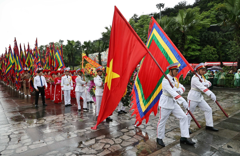 Đúng 6 giờ 30 phút, Đoàn Hành lễ khởi hành lên đỉnh Nghĩa Lĩnh linh thiêng. (Ảnh: Trung Kiên/TTXVN)