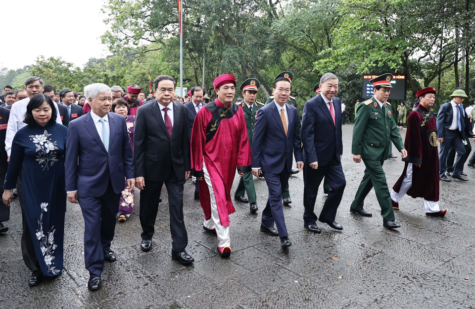 Chủ tịch nước Võ Văn Thưởng cùng lãnh đạo cấp cao của Đảng, Nhà nước dự Lễ dâng hương tưởng niệm các Vua Hùng năm Quý Mão 2023. (Ảnh: Trung Kiên/TTXVN)