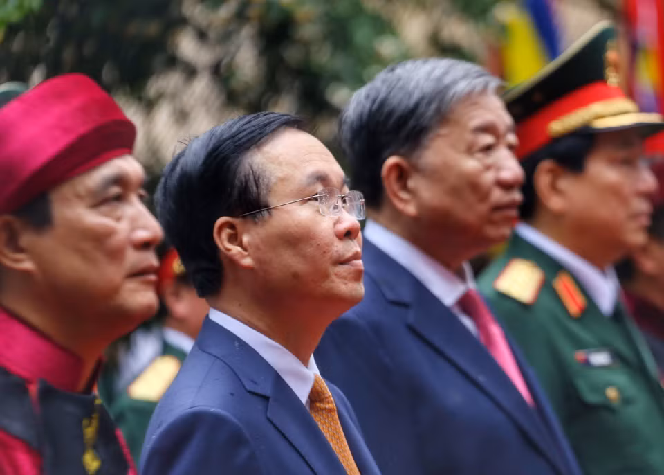 Chủ tịch nước Võ Văn Thưởng cùng lãnh đạo cấp cao của Đảng, Nhà nước tại Đền Thượng. (Ảnh: Tuấn Đức/TTXVN)