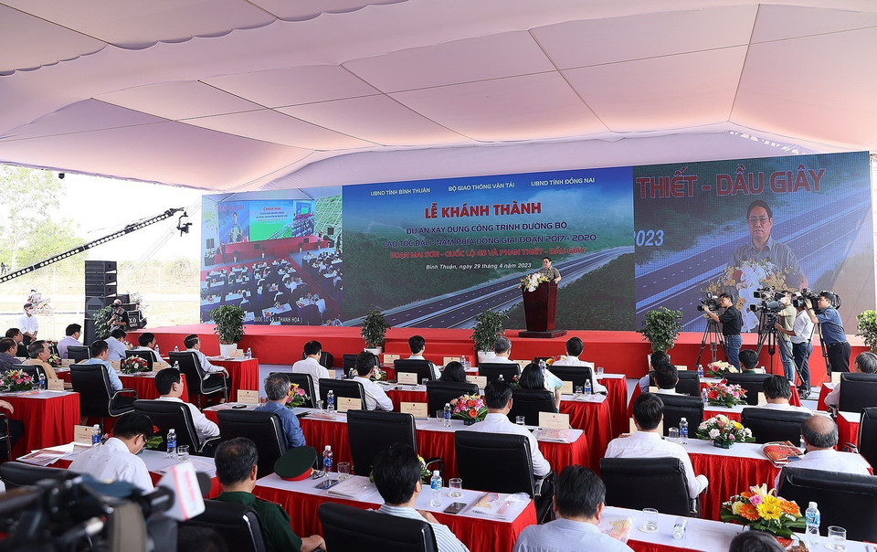 Thủ tướng Phạm Minh Chính phát biểu tại Lễ Khánh thành 2 dự án thành phần tại điểm cầu Bình Thuận. (Ảnh: Dương Giang/TTXVN)