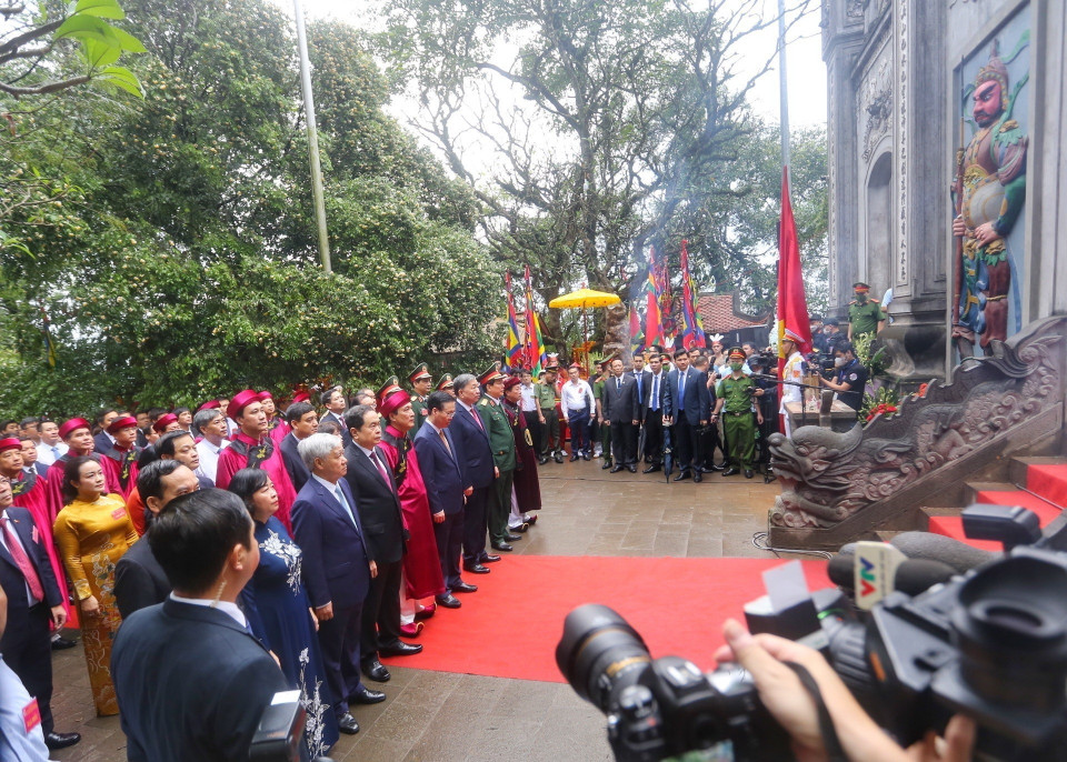 Chủ tịch nước Võ Văn Thưởng cùng lãnh đạo cấp cao của Đảng, Nhà nước làm lễ tại Đền Thượng. (Ảnh: Tuấn Đức/TTXVN)
