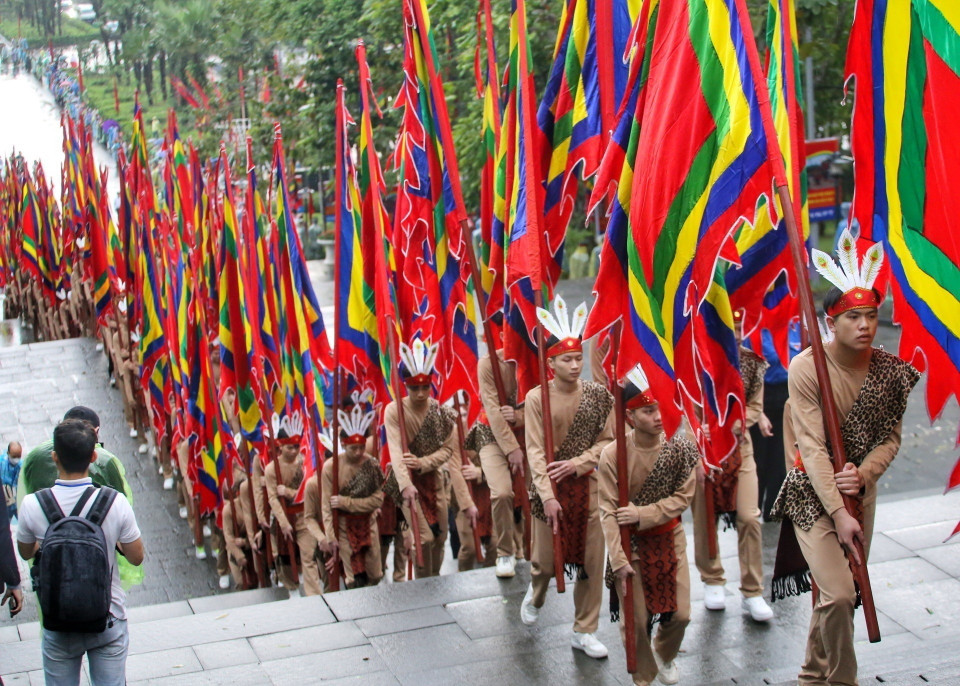 Đoàn Hành lễ khởi hành lên đỉnh Nghĩa Lĩnh linh thiêng. (Ảnh: Tuấn Đức/TTXVN)