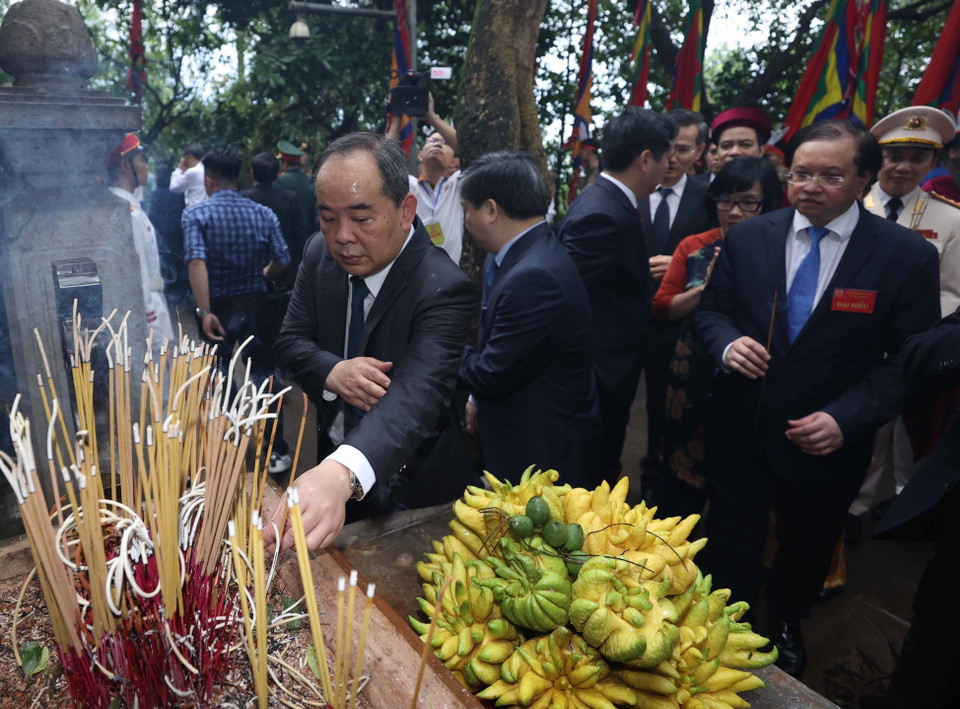 Các đại biểu dâng hương tại Lăng Vua Hùng. (Ảnh: Thống Nhất/TTXVN)