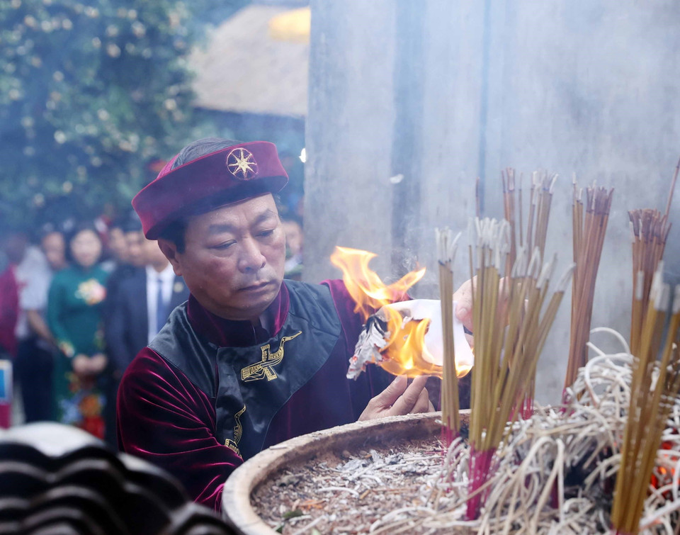 Ông Bùi Văn Quang, Phó Bí thư Tỉnh ủy, Chủ tịch Ủy ban Nhân dân tỉnh Phú Thọ thực hiện nghi lễ hóa văn khấn. (Ảnh: Thống Nhất/TTXVN)