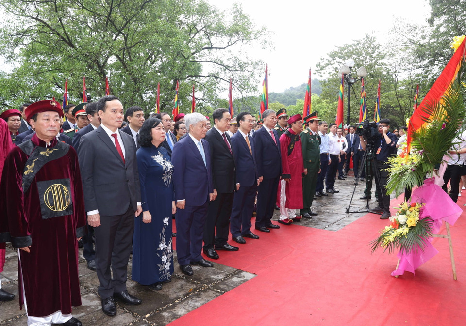 Chủ tịch nước Võ Văn Thưởng cùng lãnh đạo Đảng, Nhà nước, Mặt trận Tổ quốc Việt Nam dâng hoa tưởng niệm Chủ tịch Hồ Chí Minh tại bức phù điêu 'Bác Hồ nói chuyện với cán bộ, chiến sỹ Đại đoàn quân Tiên Phong.' (Ảnh: Thống Nhất/TTXVN)