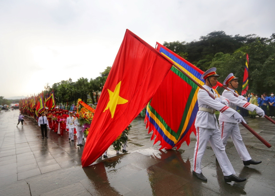 Đoàn Hành lễ khởi hành lên đỉnh Nghĩa Lĩnh. (Ảnh: Tuấn Đức/TTXVN)