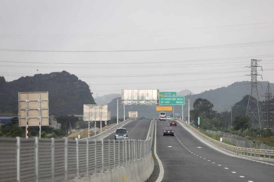 Dự án Cao tốc Bắc-Nam đoạn Mai Sơn-Quốc lộ 45 có tổng chiều dài 63,37km, đi qua địa bàn 2 tỉnh Ninh Bình (14,35km) và Thanh Hóa (49,02km). Với điểm đầu tại huyện Yên Mô (Ninh Bình) và điểm cuối tại Nông Cống (Thanh Hóa). (Ảnh: Huy Hùng/TTXVN)