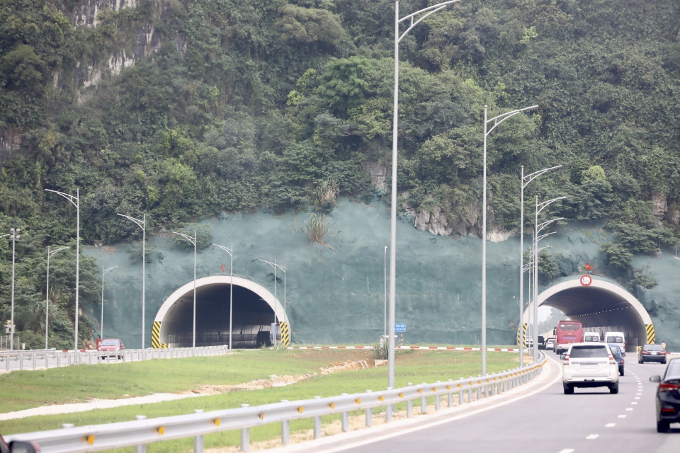 Hầm Tam Điệp nối thành phố Tam Điệp (Ninh Bình) với thị xã Bỉm Sơn (Thanh Hóa) trên tuyến Cao tốc Mai Sơn-Quốc lộ 45. (Ảnh: Huy Hùng/TTXVN)
