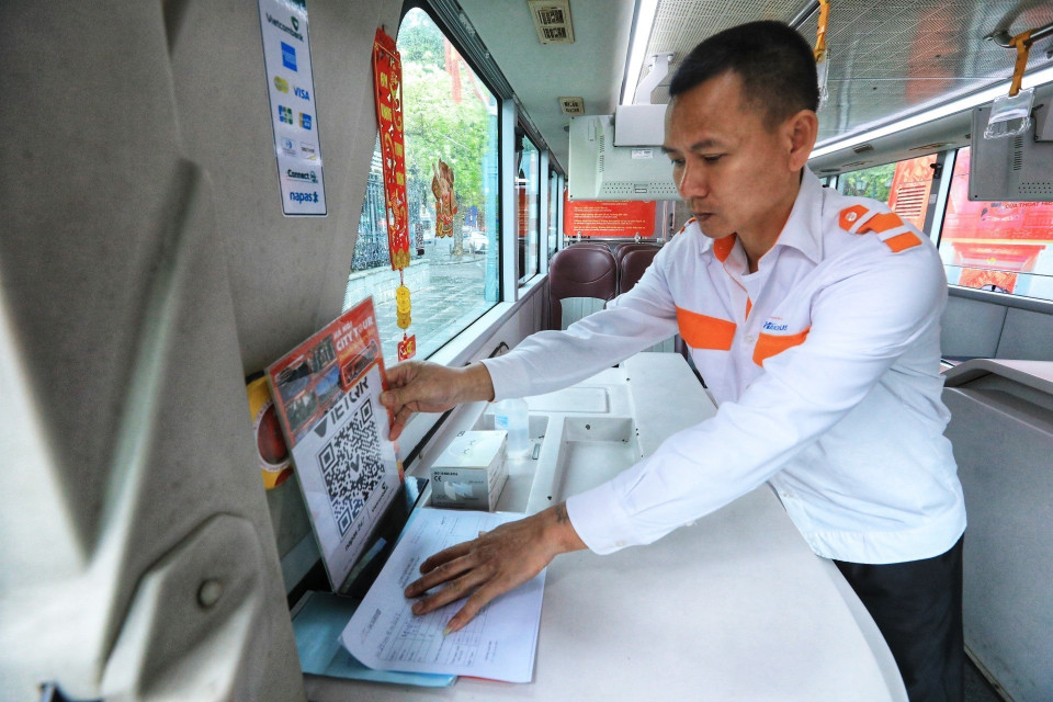 Nhân viên Tổng Công ty Vận tải Hà Nội chuẩn bị đón khách.(Ảnh: Tuấn Anh/TTXVN)