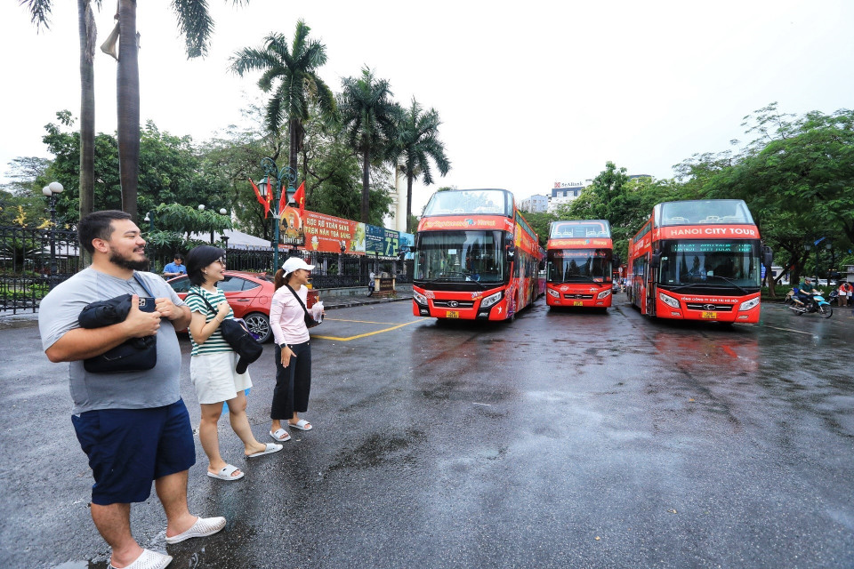 Sở Du lịch Hà Nội bố trí nhiều chuyến xe buýt 2 tầng miễn phí phục vụ du khách tham quan Hà Nội. (Ảnh: Tuấn Anh/TTXVN)