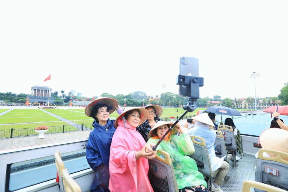 Du khách lưu giữ những hình ảnh đẹp. (Ảnh: Tuấn Anh/TTXVN)