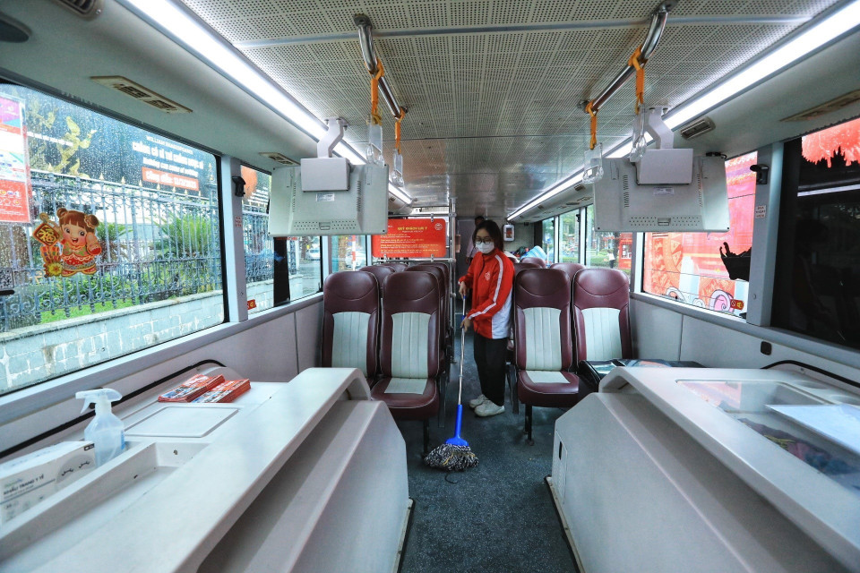 Nhân viên Tổng Công ty Vận tải Hà Nội chuẩn bị đón khách. (Ảnh: Tuấn Anh/TTXVN)