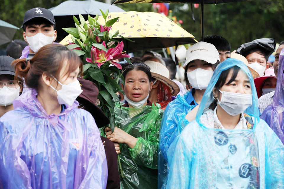 Đông đảo nhân dân chờ đến giờ để dâng hương bái Tổ. (Ảnh: Trung Kiên/TTXVN)