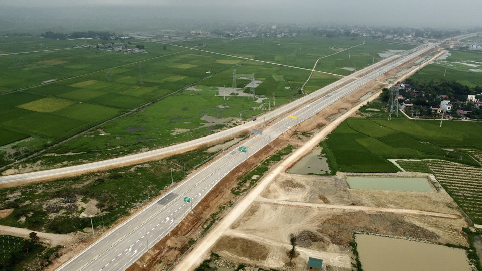 Cao tốc Mai Sơn-Quốc lộ 45 được khai thác, sử dụng từ ngày 29/4 đối với đoạn tuyến từ đầu dự án đến km 327+780 (hết nút giao Đông Xuân) với chiều dài 53,67km. (Ảnh: Huy Hùng/TTXVN)