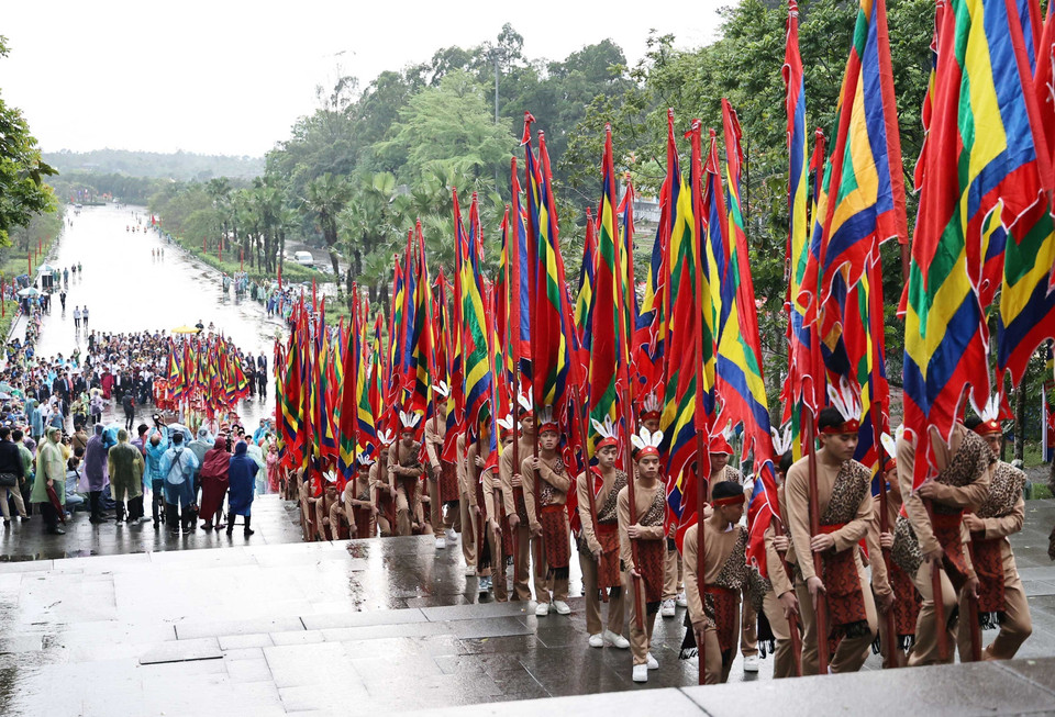  Đoàn Hành lễ khởi hành lên đỉnh Nghĩa Lĩnh linh thiêng. (Ảnh: Trung Kiên/TTXVN)
