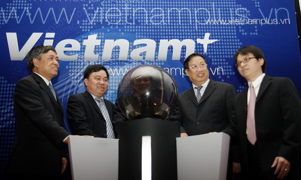 Phó Thủ tướng kiêm Bộ trưởng Ngoại giao Phạm Gia Khiêm cùng đại diện Bộ Thông tin-Truyền thông và lãnh đạo TTXVN ấn nút khai trương Báo điện tử VietnamPlus ngày 13/11/2008. (Ảnh: Tùng Lâm/TTXVN)