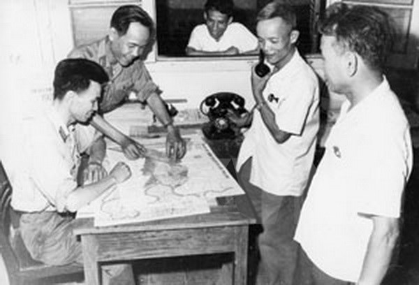 Bộ phận tin quân sự VNTTX phấn khởi nhận tin từ các chiến trường trong chiến dịch Hồ Chí Minh. (Nguồn: TTXVN)