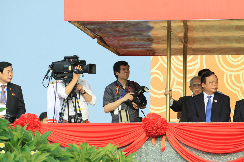 Phóng viên TTXVN tác nghiệp tại Lễ kỷ niệm 70 năm Cách mạng tháng Tám và Quốc khánh 2/9 (2015). (Ảnh: TTXVN)