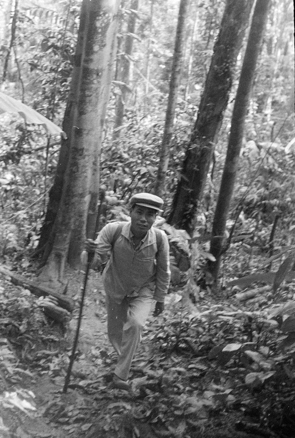 Phóng viên Ảnh TTXVN Văn Sắc trên đường đi công tác tại tuyến lửa Quảng Bình (1968). (Ảnh: Tư liệu TTXVN)