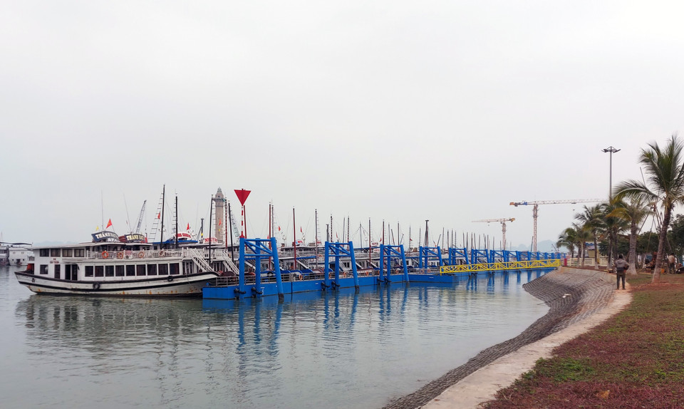 Các tàu du lịch tạm dừng hoạt động tại Cảng tàu du lịch quốc tế Hòn Gai do dịch COVID-19 (Ảnh: Văn Đức - TTXVN)