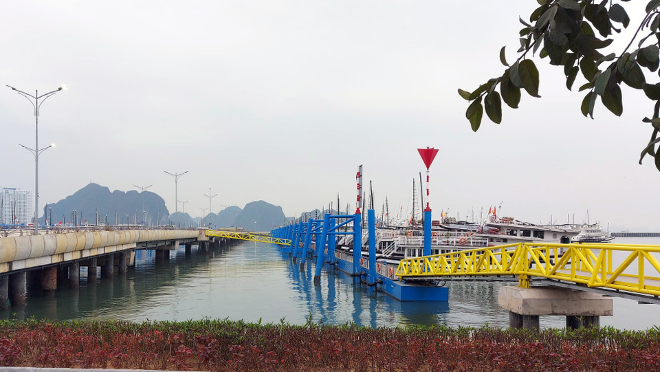 Các tàu du lịch tạm dừng hoạt động tại Cảng tàu du lịch quốc tế Hòn Gai do dịch COVID-19 (Ảnh: Văn Đức - TTXVN)