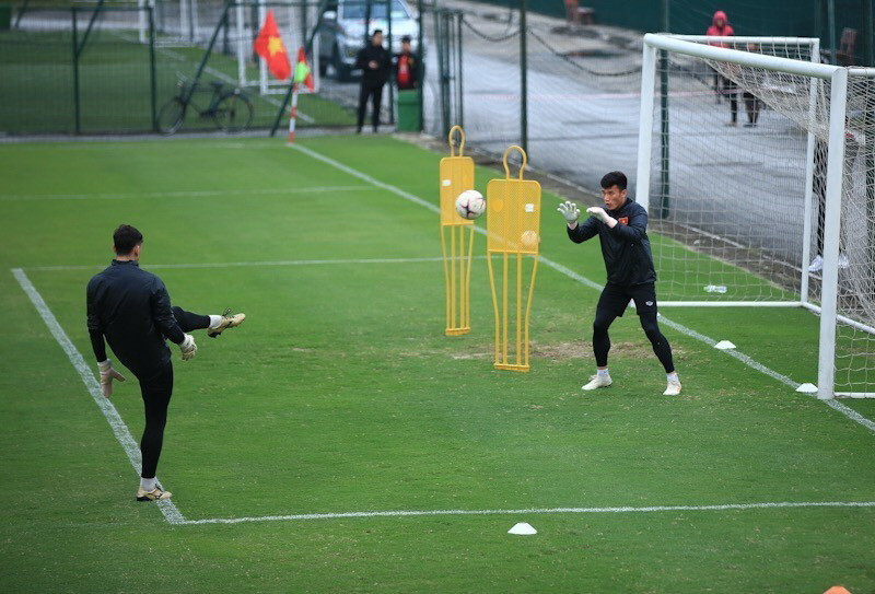 Ba thủ môn đội tuyển Việt Nam tập các bài tập phản xạ trong buổi tập chiều 13/12. (Ảnh: Trọng Đạt/TTXVN)