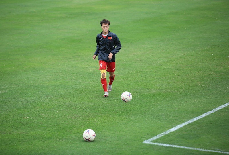 Tiền đạo Văn Toàn có buổi tập riêng. (Ảnh: Trọng Đạt/TTXVN)