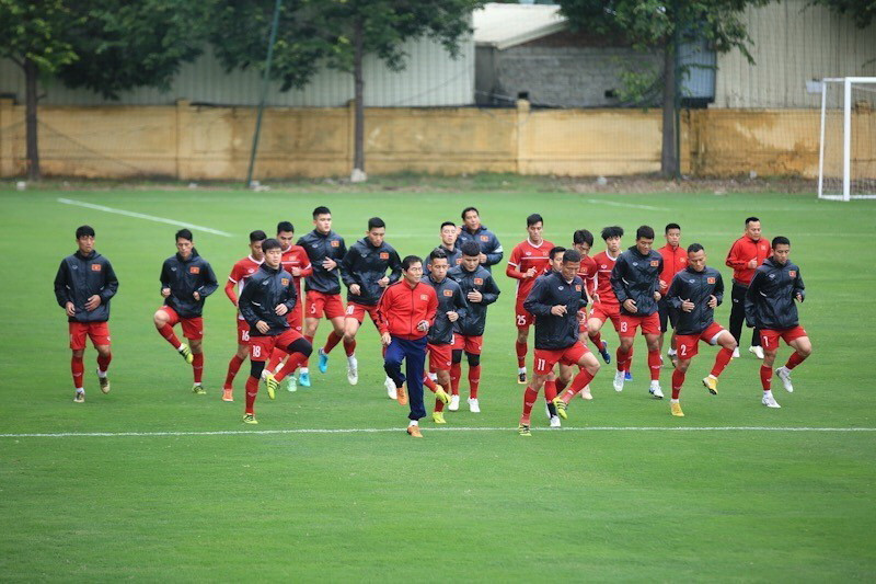 Các cầu thủ đội tuyển Việt Nam khởi động trước buổi tập. (Ảnh: Trọng Đạt/TTXVN)